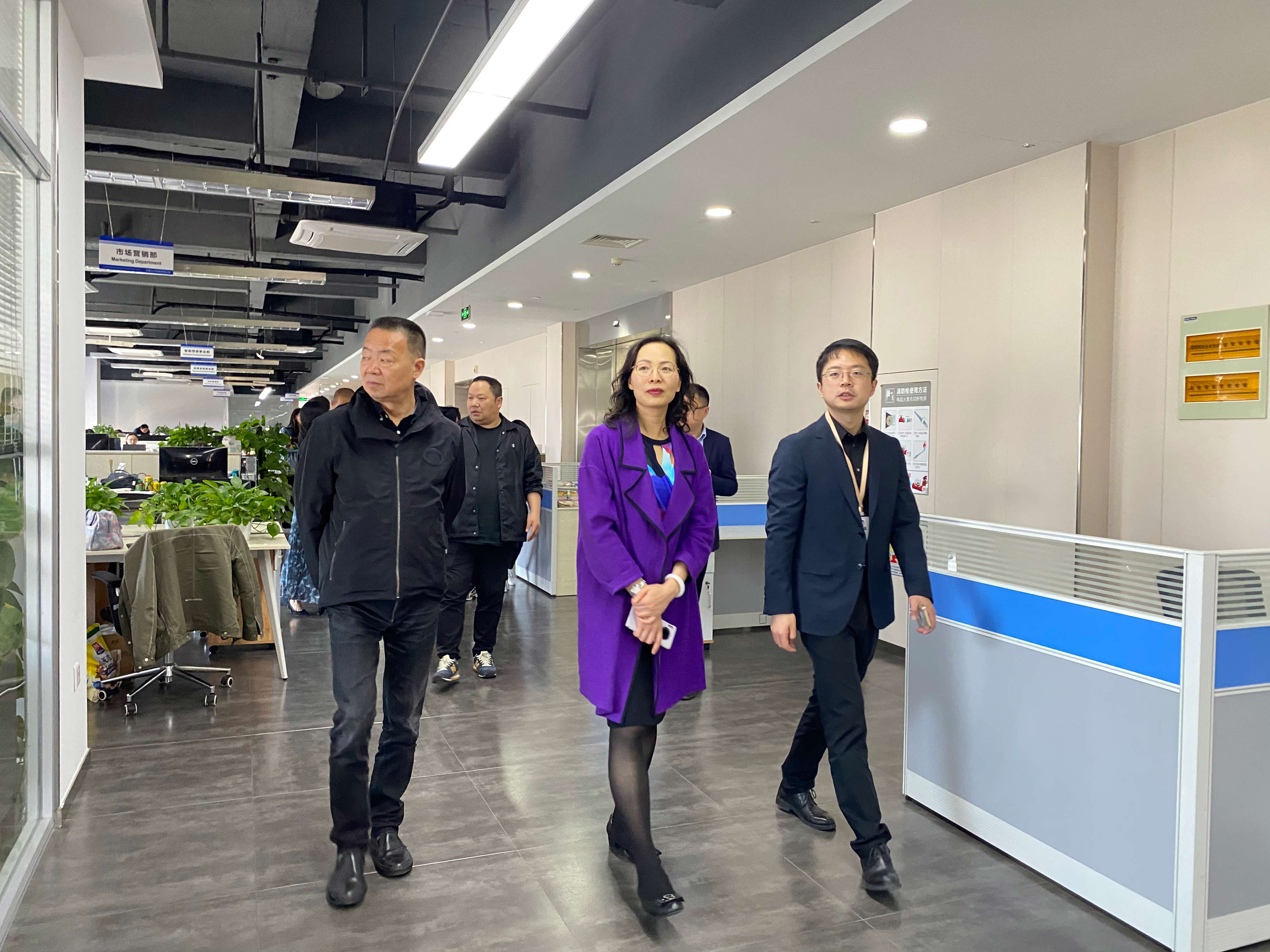无锡市滨湖区政协领导来访公司
